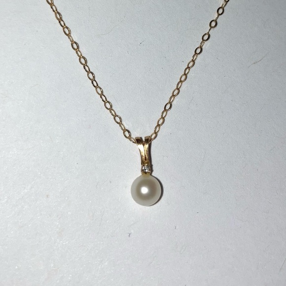Jewelry - 14k gold necklace with small pearl and diamond